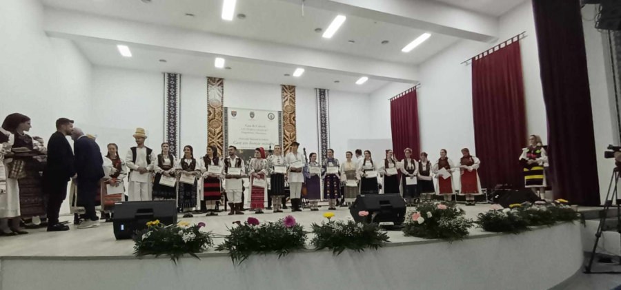 20 de tineri talentați vor participa la Festivalul-concurs de interpretare vocală „Care om horește mândru” din Dragomirești