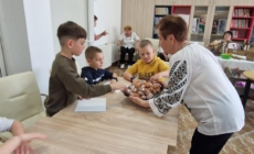 Activități intergeneraționale la Centrul CASPEV Baia Mare: copiii și seniorii au dat viață obiceiurilor de Paști