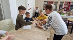 Activități intergeneraționale la Centrul CASPEV Baia Mare: copiii și seniorii au dat viață obiceiurilor de Paști