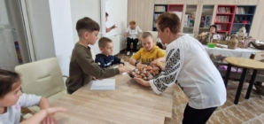 Activități intergeneraționale la Centrul CASPEV Baia Mare: copiii și seniorii au dat viață obiceiurilor de Paști