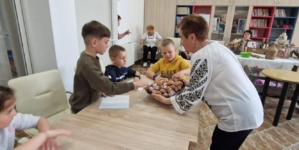 Activități intergeneraționale la Centrul CASPEV Baia Mare: copiii și seniorii au dat viață obiceiurilor de Paști