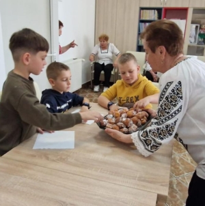 Activități intergeneraționale la Centrul CASPEV Baia Mare: copiii și seniorii au dat viață obiceiurilor de Paști