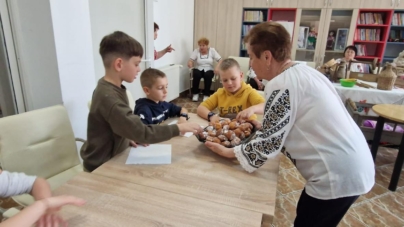 Activități intergeneraționale la Centrul CASPEV Baia Mare: copiii și seniorii au dat viață obiceiurilor de Paști