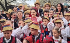 Copii de la Școala Populară de Artă, la Udătoriu din  Șurdești