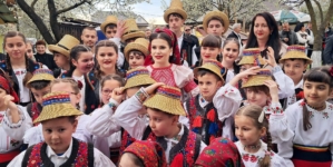 Copii de la Școala Populară de Artă, la Udătoriu din  Șurdești