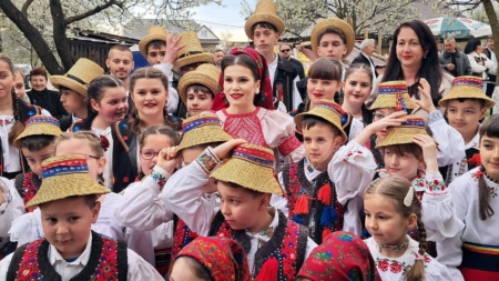 Copii de la Școala Populară de Artă, la Udătoriu din  Șurdești