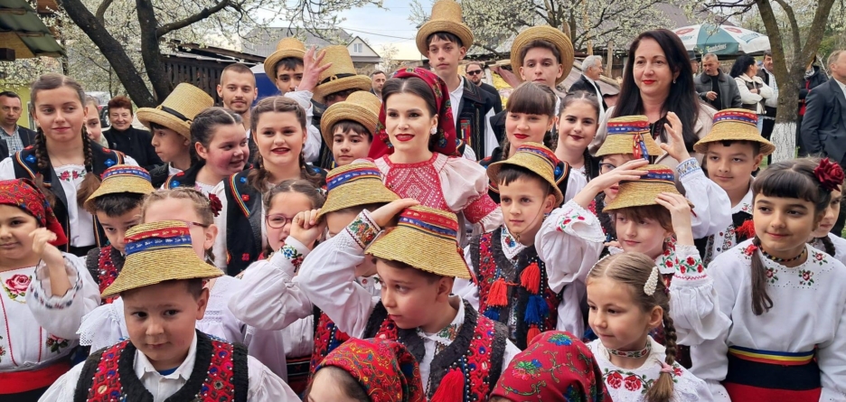 Copii de la Școala Populară de Artă, la Udătoriu din  Șurdești