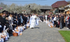 Credincioșii din Fărcașa au întâmpinat Învierea Mântuitorului în lumină și rugăciune