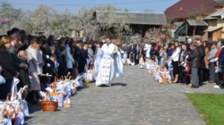 Credincioșii din Fărcașa au întâmpinat Învierea Mântuitorului în lumină și rugăciune