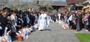Credincioșii din Fărcașa au întâmpinat Învierea Mântuitorului în lumină și rugăciune
