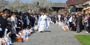 Credincioșii din Fărcașa au întâmpinat Învierea Mântuitorului în lumină și rugăciune