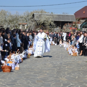 Credincioșii din Fărcașa au întâmpinat Învierea Mântuitorului în lumină și rugăciune