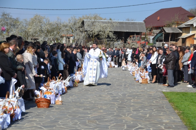 Credincioșii din Fărcașa au întâmpinat Învierea Mântuitorului în lumină și rugăciune