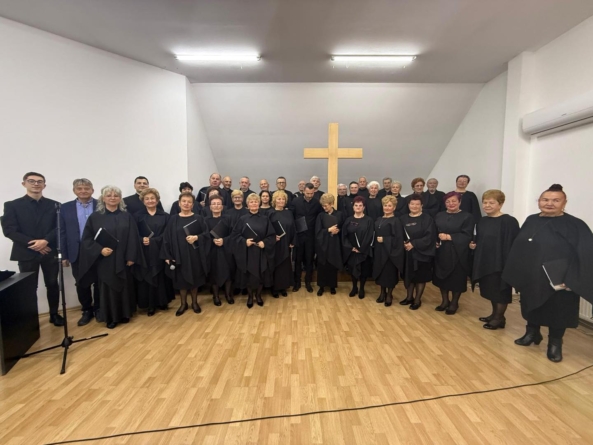 Vârstnicii de la Centrul CASPEV Baia Mare au avut parte de un concert înălțător de pricesne, în pragul Sărbătorilor Pascale