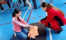 Elevii din Tăuții Măgherăuș, instruiți în acordarea primului ajutor de către voluntarii de la Crucea Roșie Română – Filiala Maramureș