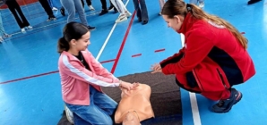 Elevii din Tăuții Măgherăuș, instruiți în acordarea primului ajutor de către voluntarii de la Crucea Roșie Română – Filiala Maramureș