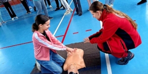 Elevii din Tăuții Măgherăuș, instruiți în acordarea primului ajutor de către voluntarii de la Crucea Roșie Română – Filiala Maramureș
