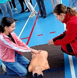 Elevii din Tăuții Măgherăuș, instruiți în acordarea primului ajutor de către voluntarii de la Crucea Roșie Română – Filiala Maramureș