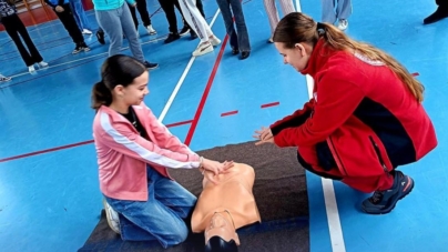 Elevii din Tăuții Măgherăuș, instruiți în acordarea primului ajutor de către voluntarii de la Crucea Roșie Română – Filiala Maramureș