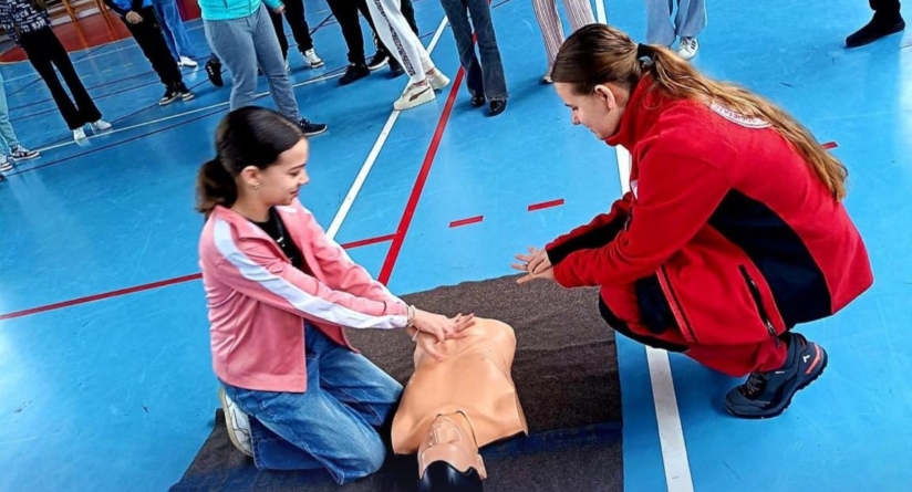 Elevii din Tăuții Măgherăuș, instruiți în acordarea primului ajutor de către voluntarii de la Crucea Roșie Română – Filiala Maramureș