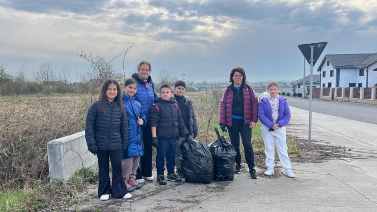 Campania „Maramureș curat” a reunit elevi, cadre didactice și cetățeni, în cadrul acțiunilor de ecologizare a comunei Fărcașa