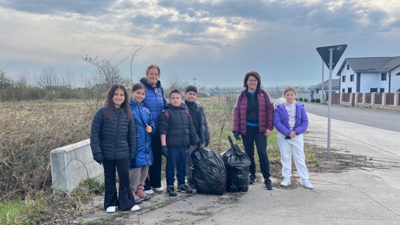 Campania „Maramureș curat” a reunit elevi, cadre didactice și cetățeni, în cadrul acțiunilor de ecologizare a comunei Fărcașa