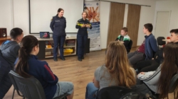 Polițiști la discuții cu copiii