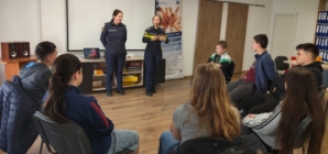 Polițiști la discuții cu copiii