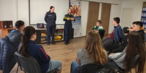 Polițiști la discuții cu copiii