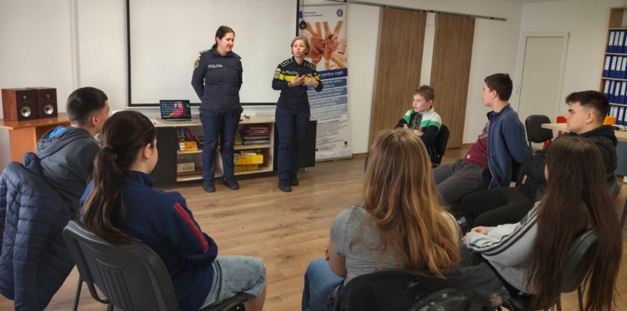 Polițiști la discuții cu copiii