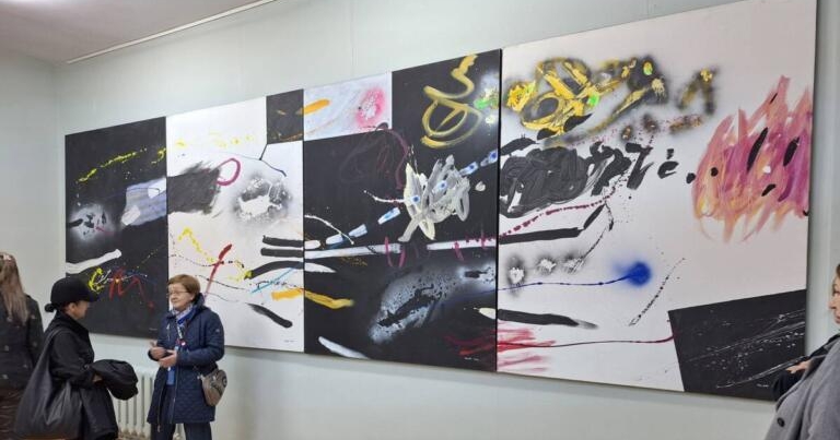 Dialog artistic contemporan la Colonia Pictorilor din Baia Mare: Patru artiști, o expoziție despre memorie, formă și prezență