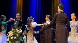 Trei perechi de dansatori ai Galactic Dance Baia Mare, au acompaniat prestigioasa orchestră Wienerklassik, în cadrul concertului de muzică clasică „Călătoria Valsurilor”