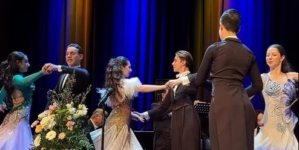 Trei perechi de dansatori ai Galactic Dance Baia Mare, au acompaniat prestigioasa orchestră Wienerklassik, în cadrul concertului de muzică clasică „Călătoria Valsurilor”