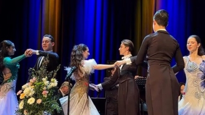 Trei perechi de dansatori ai Galactic Dance Baia Mare, au acompaniat prestigioasa orchestră Wienerklassik, în cadrul concertului de muzică clasică „Călătoria Valsurilor”