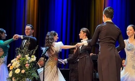 Trei perechi de dansatori ai Galactic Dance Baia Mare, au acompaniat prestigioasa orchestră Wienerklassik, în cadrul concertului de muzică clasică „Călătoria Valsurilor”