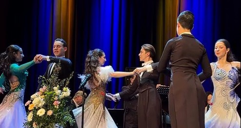 Trei perechi de dansatori ai Galactic Dance Baia Mare, au acompaniat prestigioasa orchestră Wienerklassik, în cadrul concertului de muzică clasică „Călătoria Valsurilor”