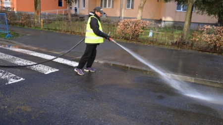 Acțiuni de igienizare a străzilor și parcărilor în Baia Mare