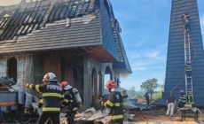 Ce spun pompierii despre cauza izbucnirii incendiului de la biserica din Șurdești
