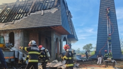 Ce spun pompierii despre cauza izbucnirii incendiului de la biserica din Șurdești