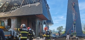 Ce spun pompierii despre cauza izbucnirii incendiului de la biserica din Șurdești