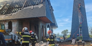 Ce spun pompierii despre cauza izbucnirii incendiului de la biserica din Șurdești