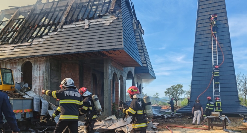 Ce spun pompierii despre cauza izbucnirii incendiului de la biserica din Șurdești