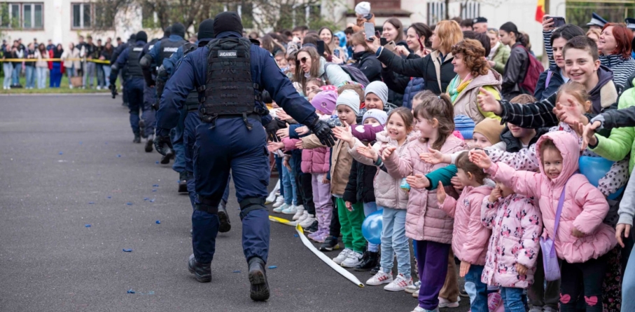 Curtea Jandarmeriei Maramureș, plină de copii de Ziua Porților Deschise