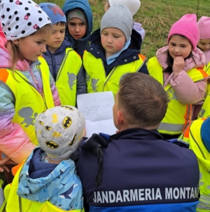 Copii la vânătoare de comori cu jandarmii montani