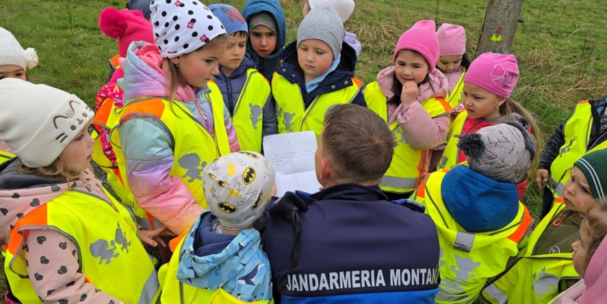 Copii la vânătoare de comori cu jandarmii montani