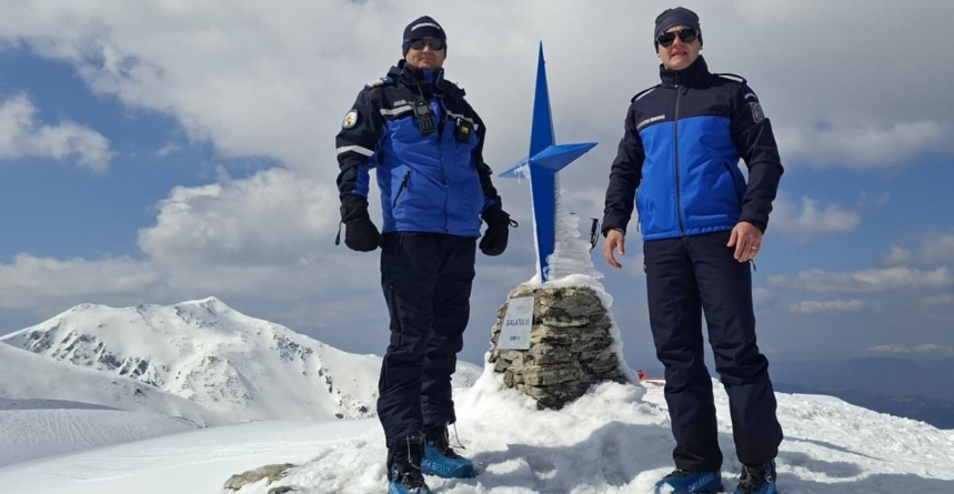 Atenționare de la jandarmii montani: „Iarna persistă în Munții Rodnei, echipați-vă adecvat dacă mergeți în drumeție”