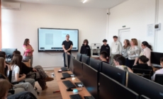 Elevii de la Liceul Teoretic „Ioan Buteanu” Șomcuta Mare, inițiați în robotică de echipa Colegiului Național „Vasile Lucaciu” Baia Mare