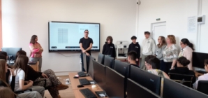 Elevii de la Liceul Teoretic „Ioan Buteanu” Șomcuta Mare, inițiați în robotică de echipa Colegiului Național „Vasile Lucaciu” Baia Mare