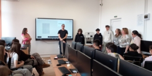 Elevii de la Liceul Teoretic „Ioan Buteanu” Șomcuta Mare, inițiați în robotică de echipa Colegiului Național „Vasile Lucaciu” Baia Mare