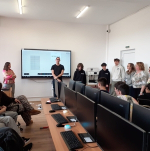 Elevii de la Liceul Teoretic „Ioan Buteanu” Șomcuta Mare, inițiați în robotică de echipa Colegiului Național „Vasile Lucaciu” Baia Mare